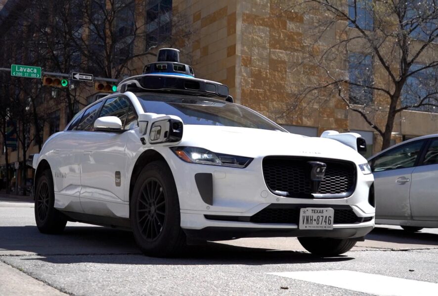 Robotaxi de Waymo circulando en una ciudad de Estados Unidos en medio de evaluaciones de seguridad vial.