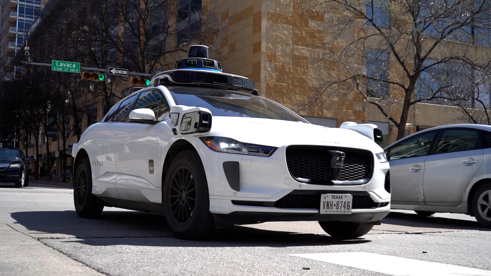 Investigación de la NHTSA a los robotaxis de Waymo en EE.UU.