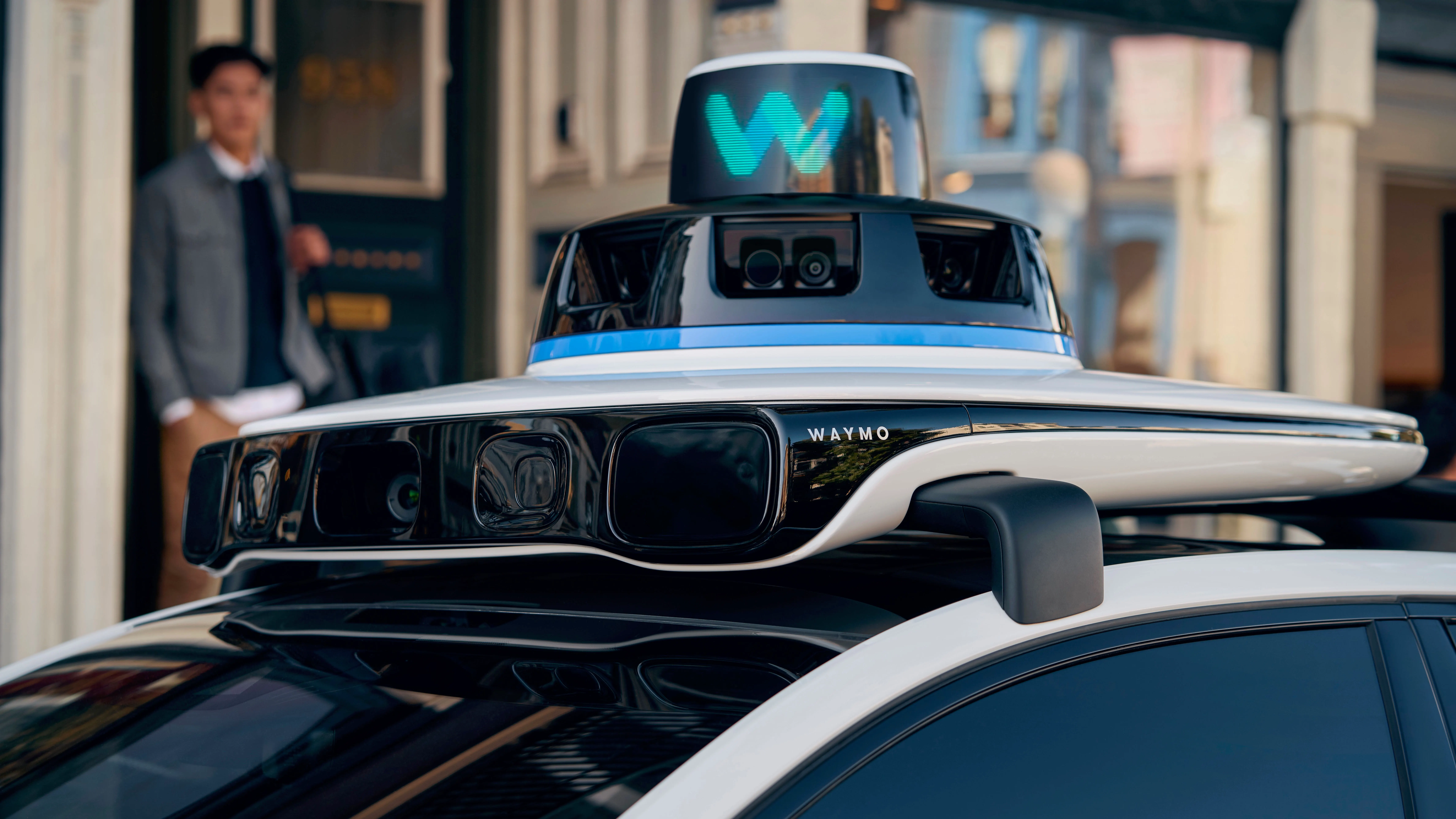Robotaxi de Waymo circulando en una ciudad de Estados Unidos en medio de evaluaciones de seguridad vial.
