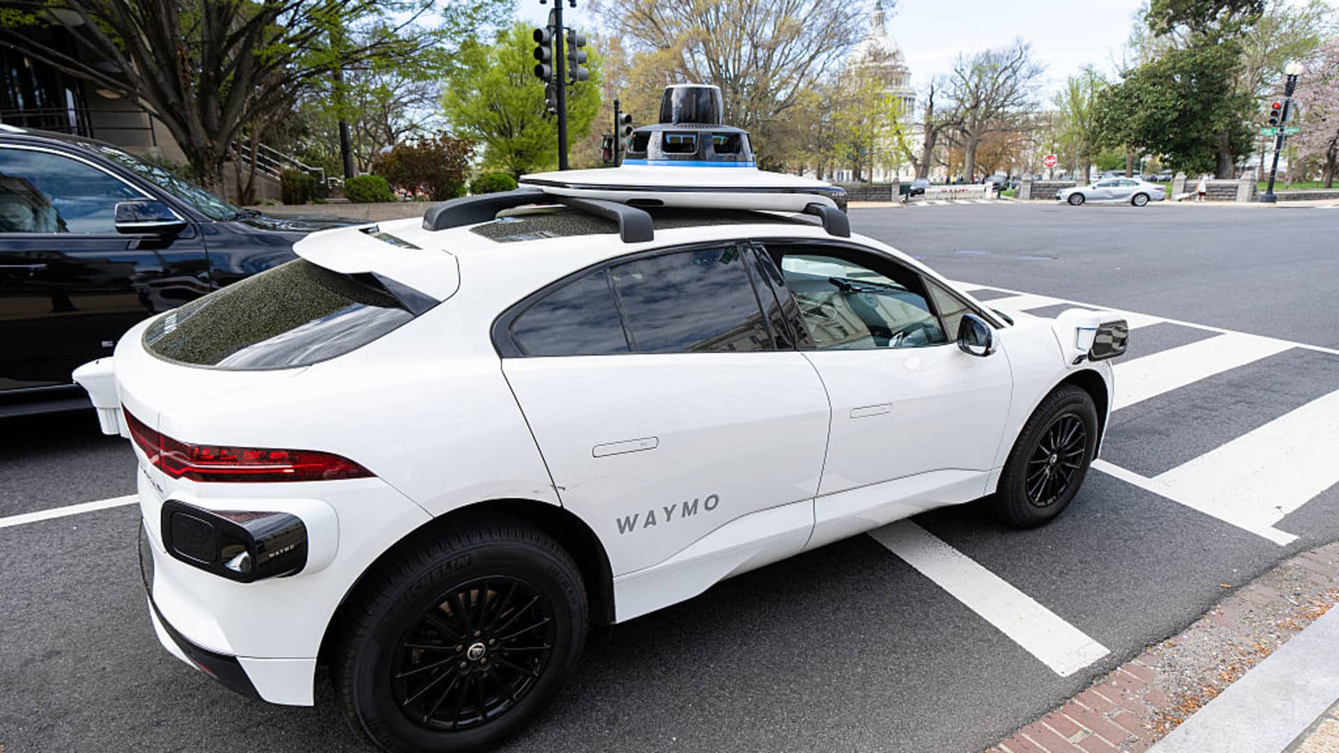 Robotaxi de Waymo circulando en una ciudad de Estados Unidos en medio de evaluaciones de seguridad vial.