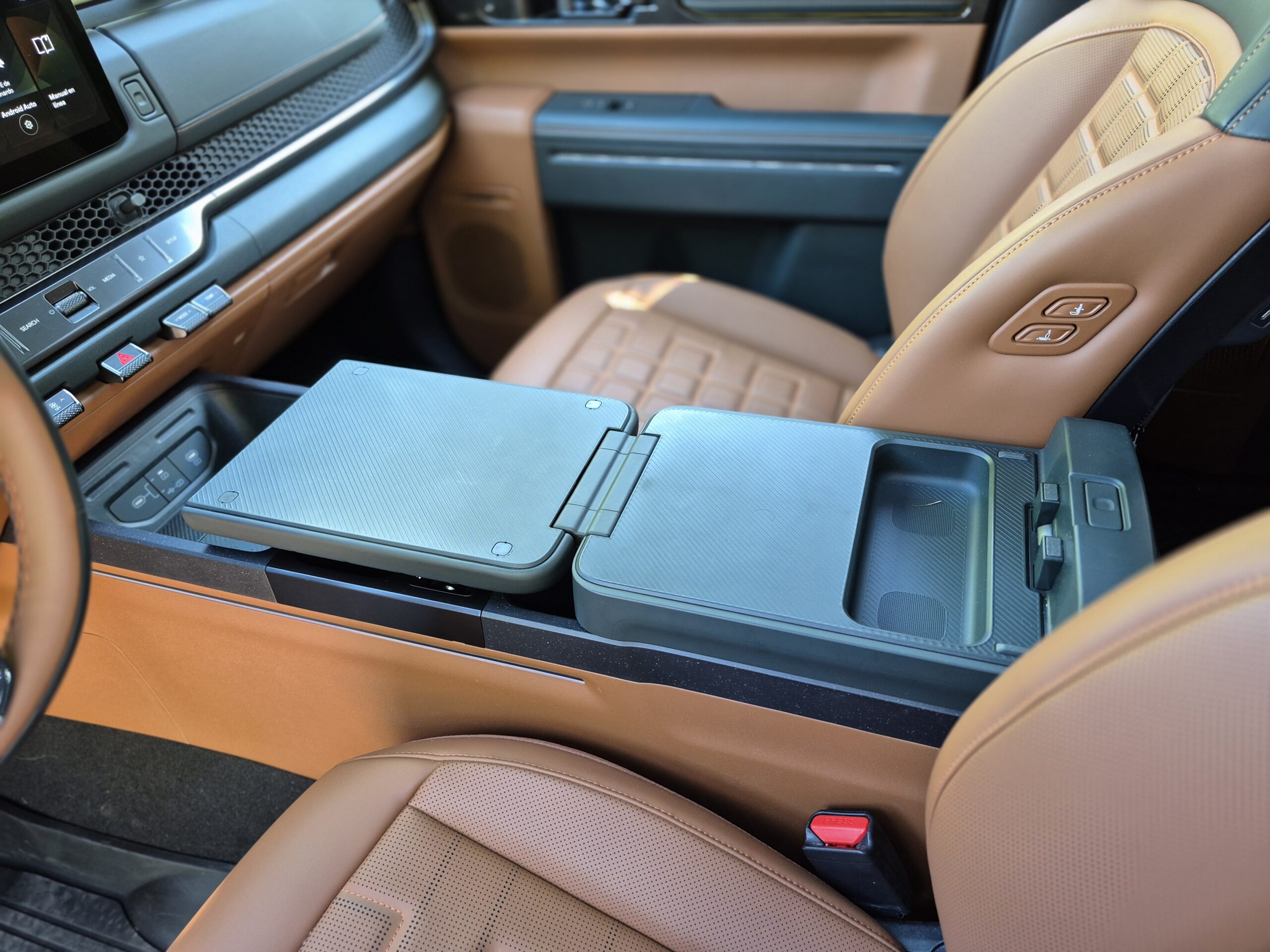 La Kia Tasman mostrando diseño exterior, estilo interior y detalles de equipamiento.