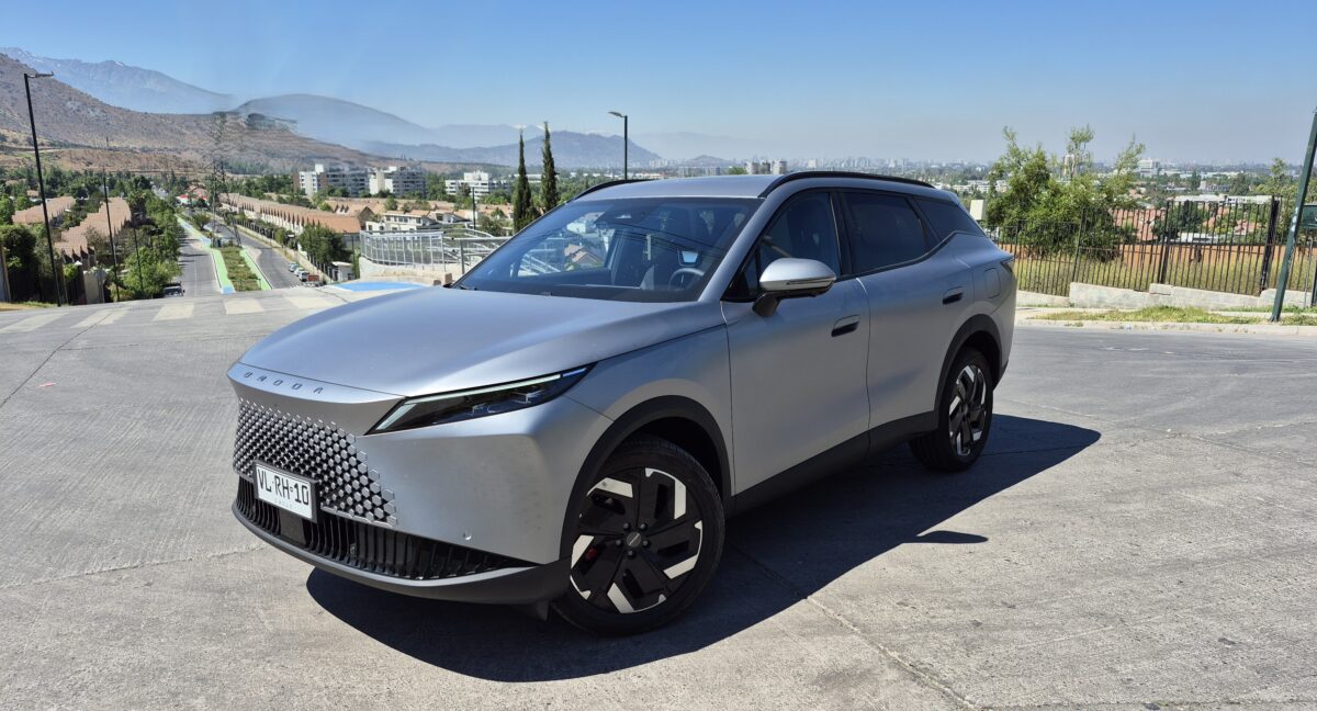 Omoda C7 en Chile, mostrando su diseño moderno y elegante, con faros LED, líneas marcadas y tecnología avanzada en el interior y exterior del SUV.