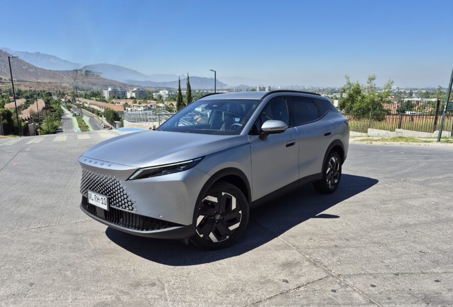 Omoda C7 en Chile, mostrando su diseño moderno y elegante, con faros LED, líneas marcadas y tecnología avanzada en el interior y exterior del SUV.