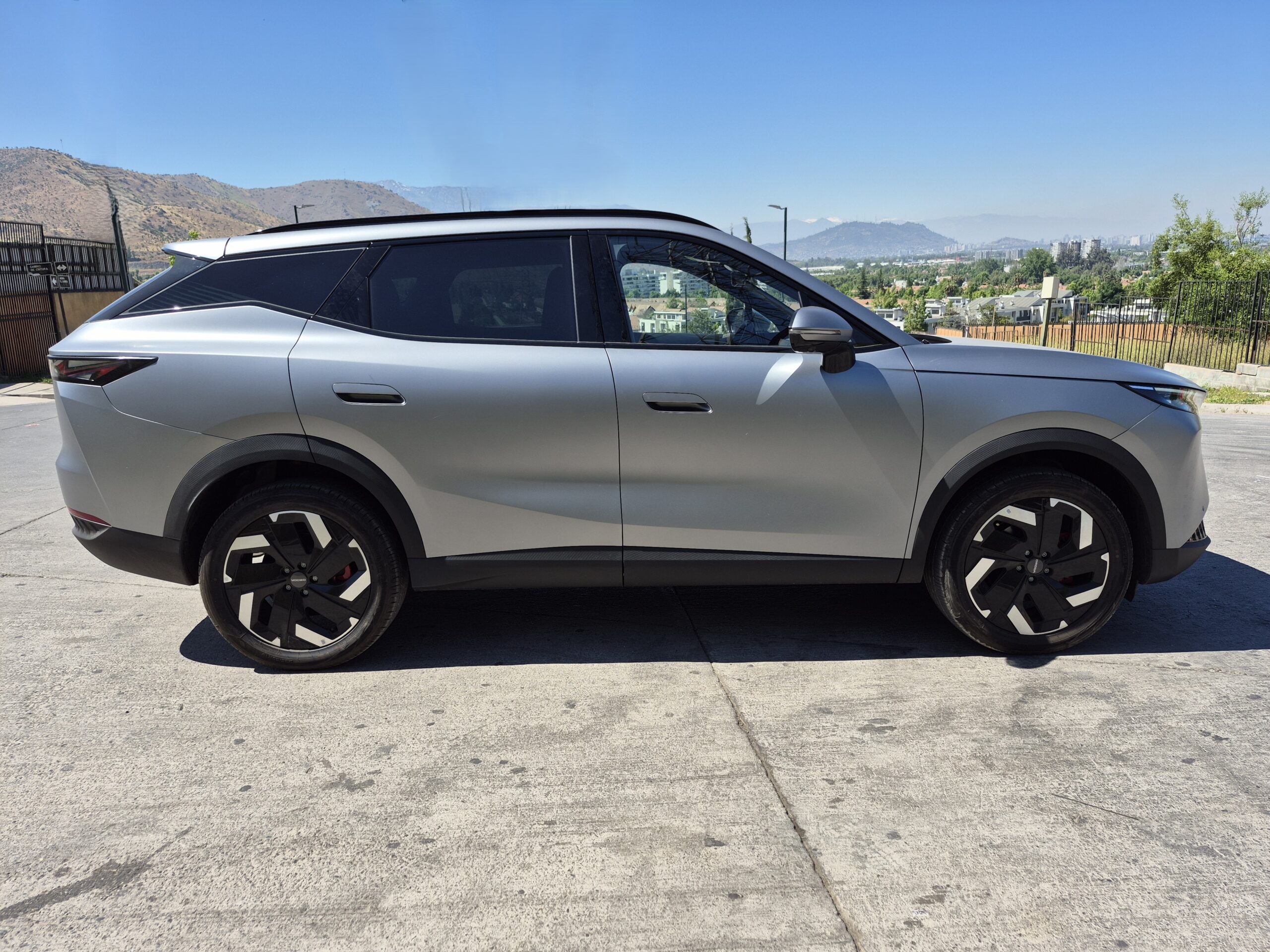 Perspectiva lateral del Omoda C7, con líneas modernas y diseño distintivo que buscan diferenciar a la marca en Chile.