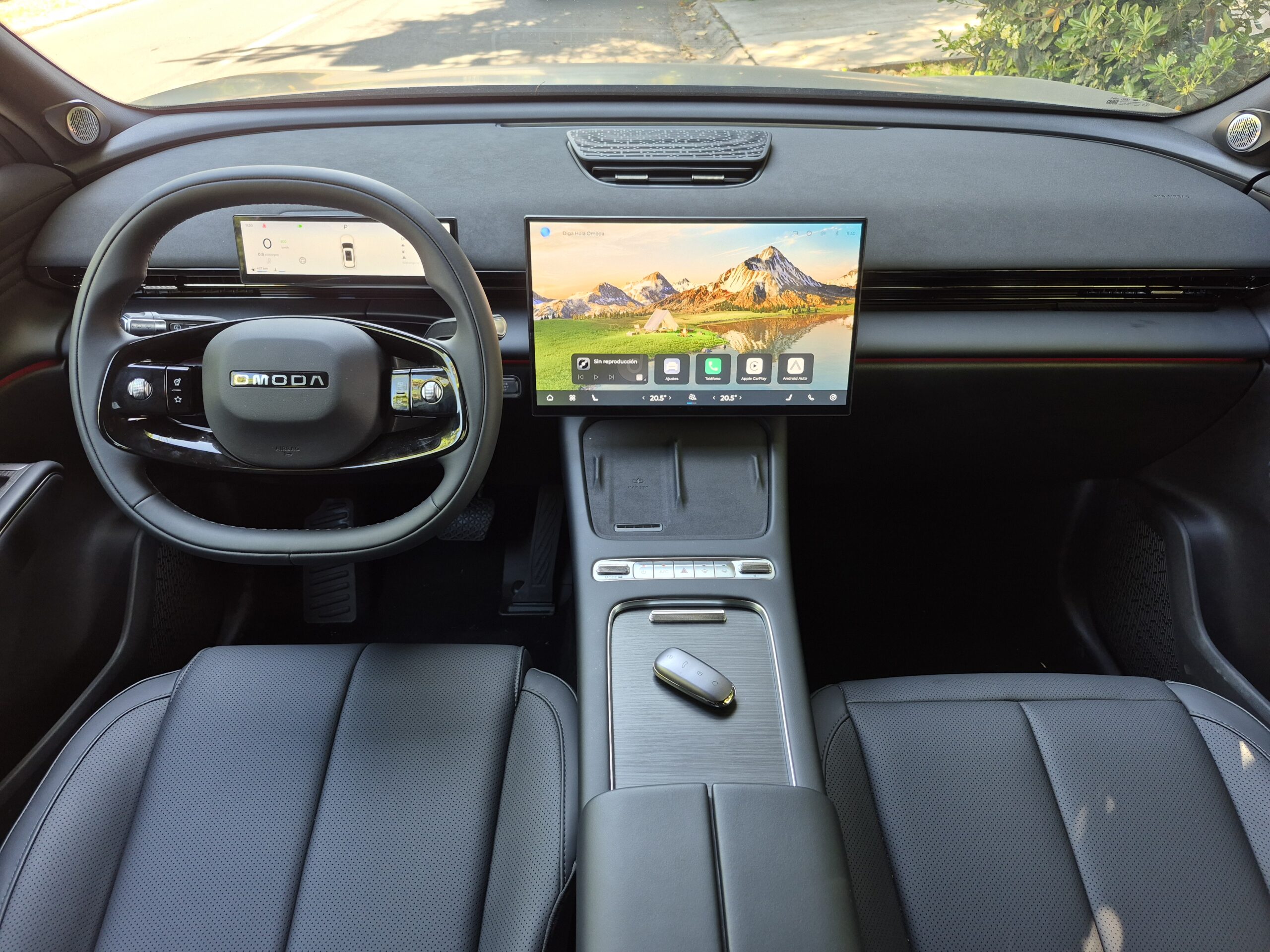Interior del Omoda C7 en Chile, mostrando la pantalla central, materiales de calidad y diseño elegante del SUV.