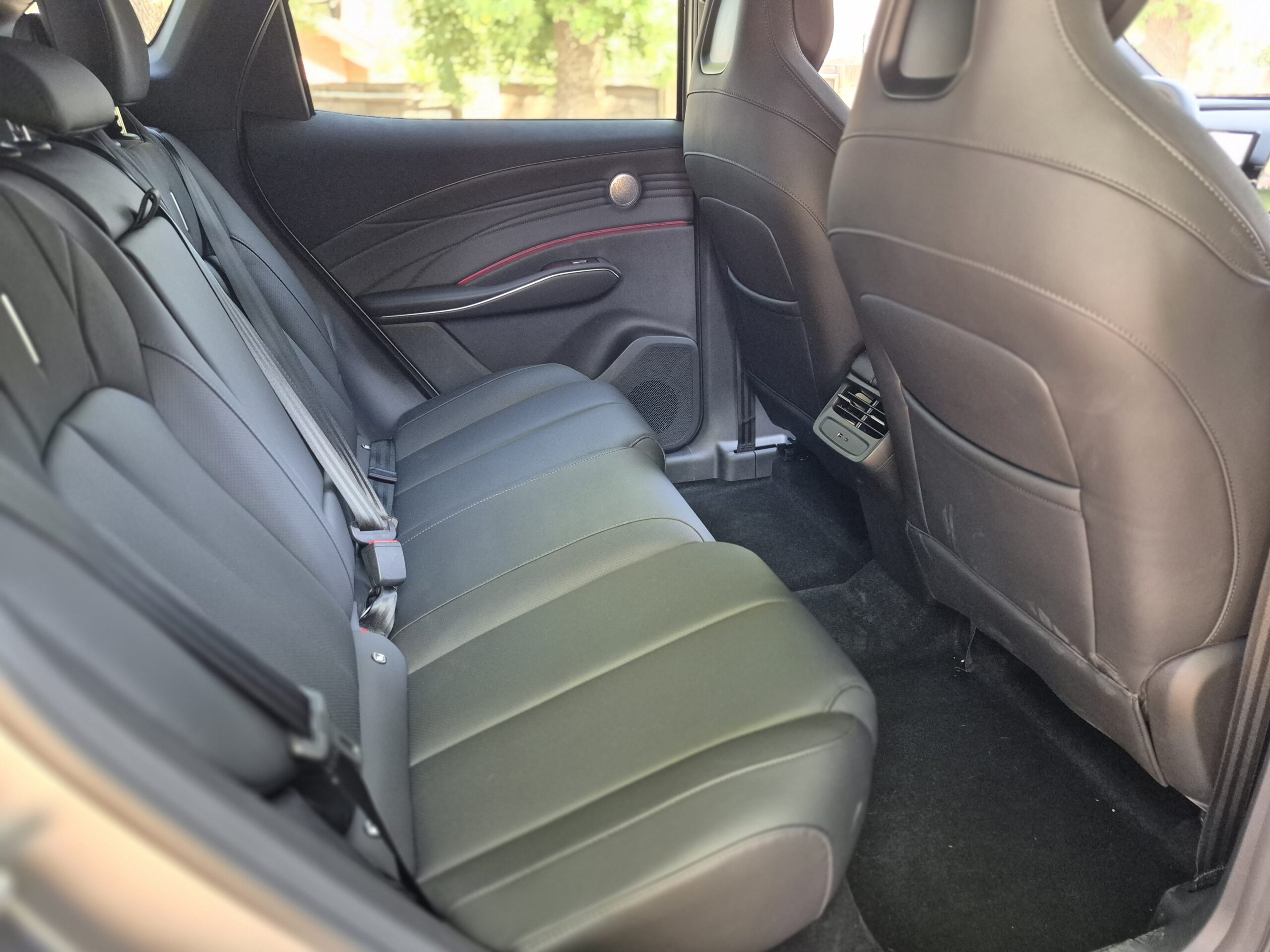 El interior del Omoda C7 ofrece plazas traseras cómodas y buen espacio para las piernas.
