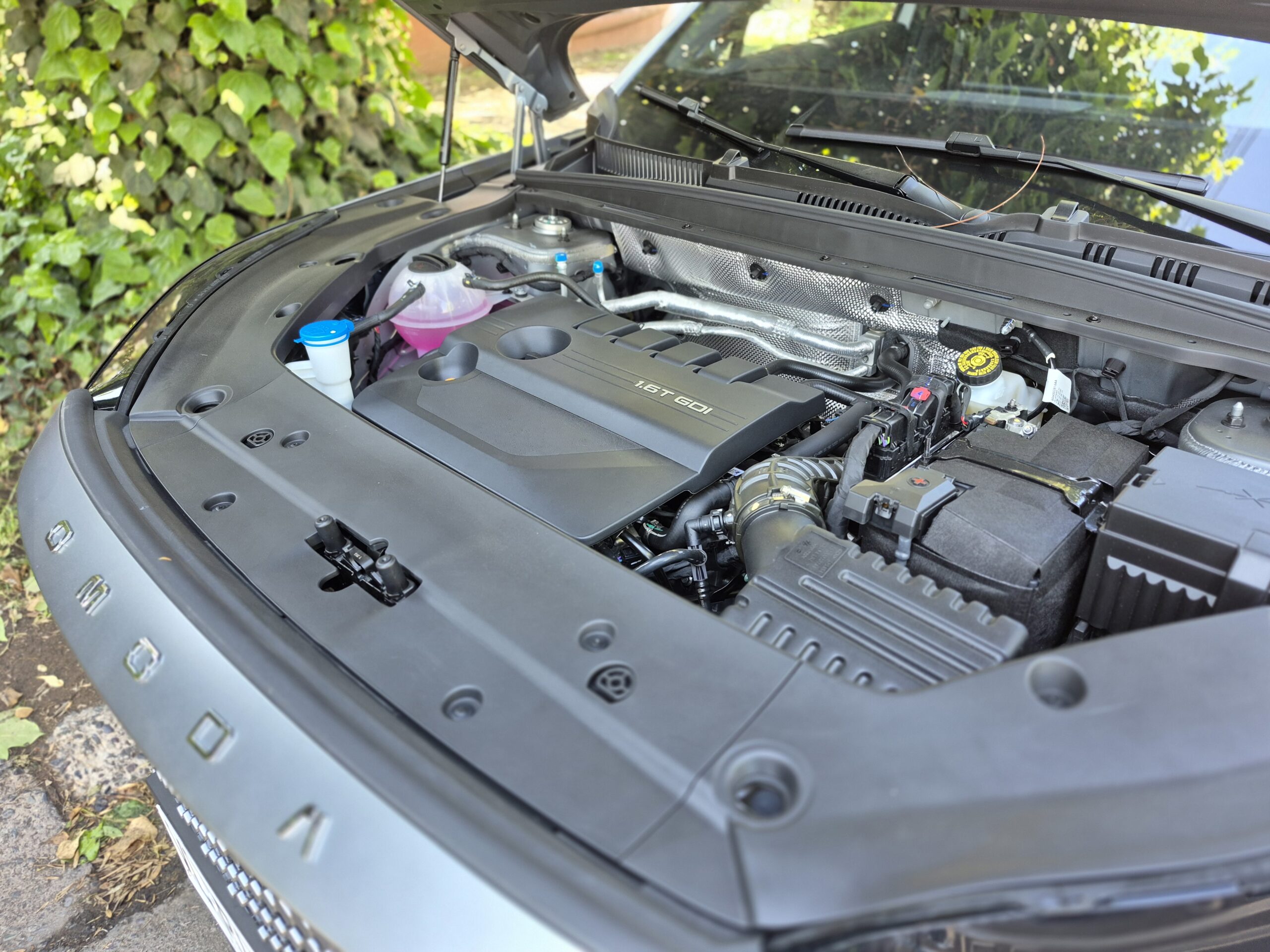 El motor, como siempre, oculto bajo un carenado plástico en el Omoda C7.