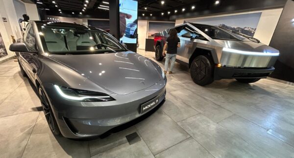 Vista general del nuevo centro de experiencia de Tesla en Alto Las Condes en Santiago de Chile