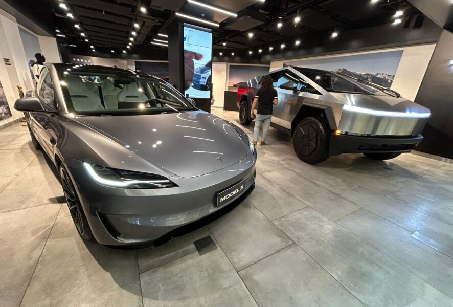 Vista general del nuevo centro de experiencia de Tesla en Alto Las Condes en Santiago de Chile