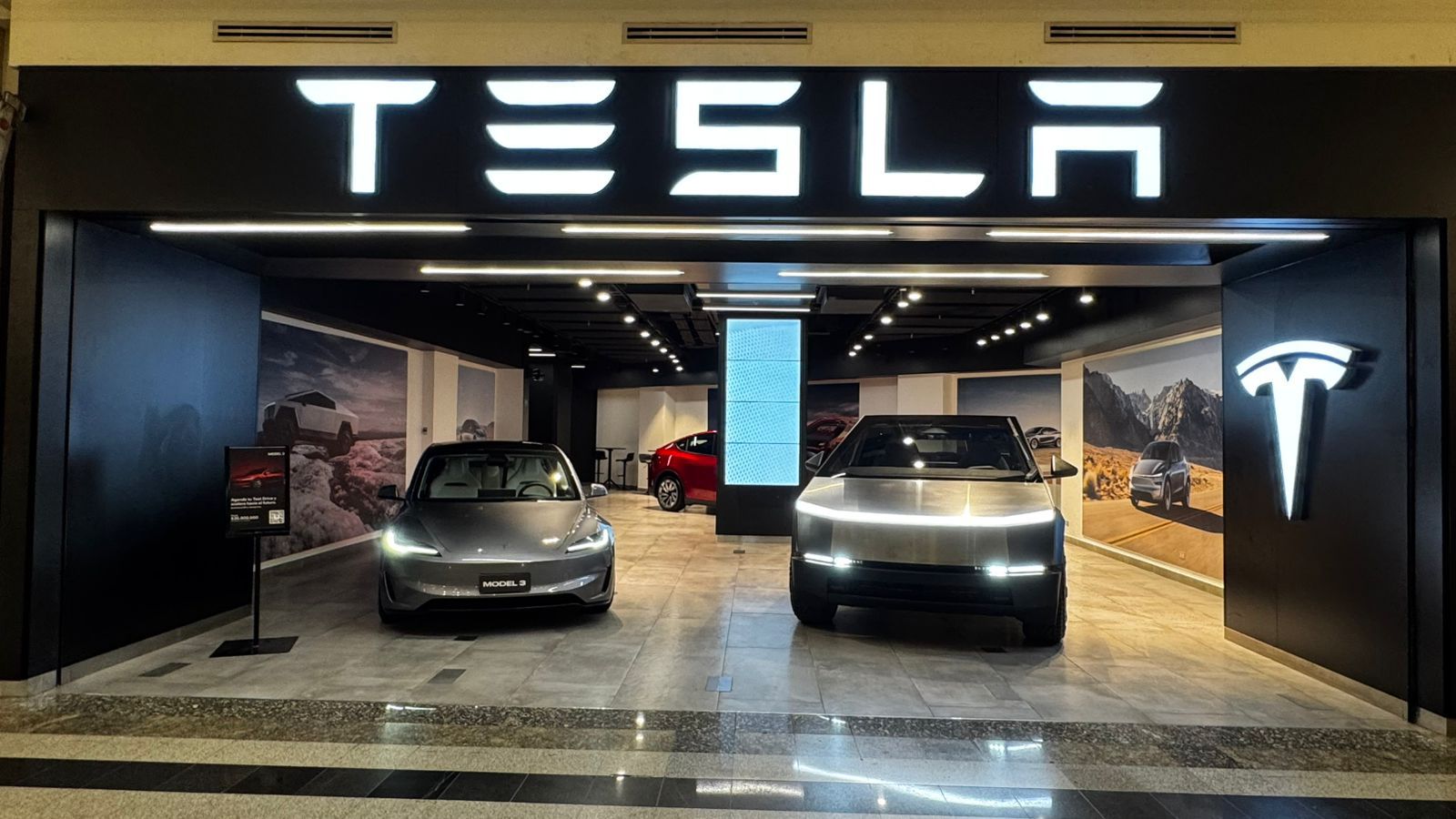 Vista general del nuevo centro de experiencia de Tesla en Alto Las Condes en Santiago de Chile