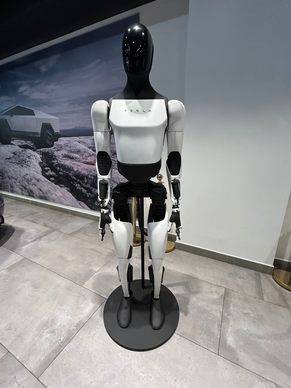 Robot humanoide Optimus de Tesla en exhibición dentro del centro de experiencia en Santiago.