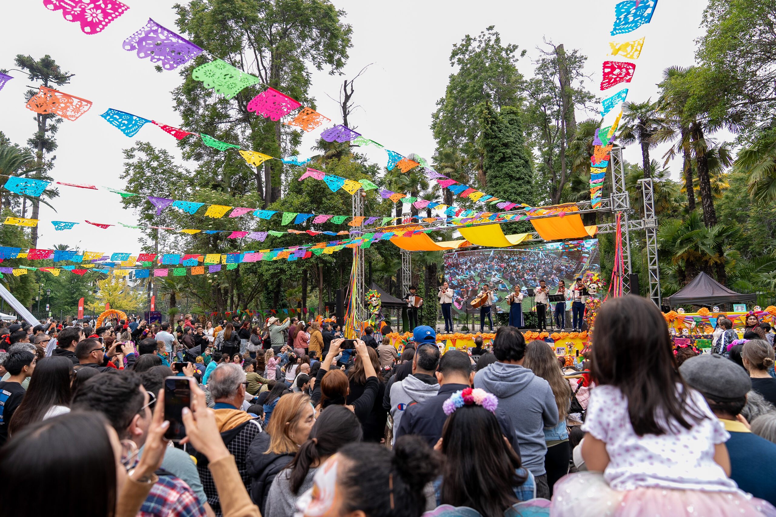Calacas, micheladas, cempasúchil y un altar: la historia de la familia de Lampa que impulsa la tradición de Día de Muertos a la mexicana en Chile