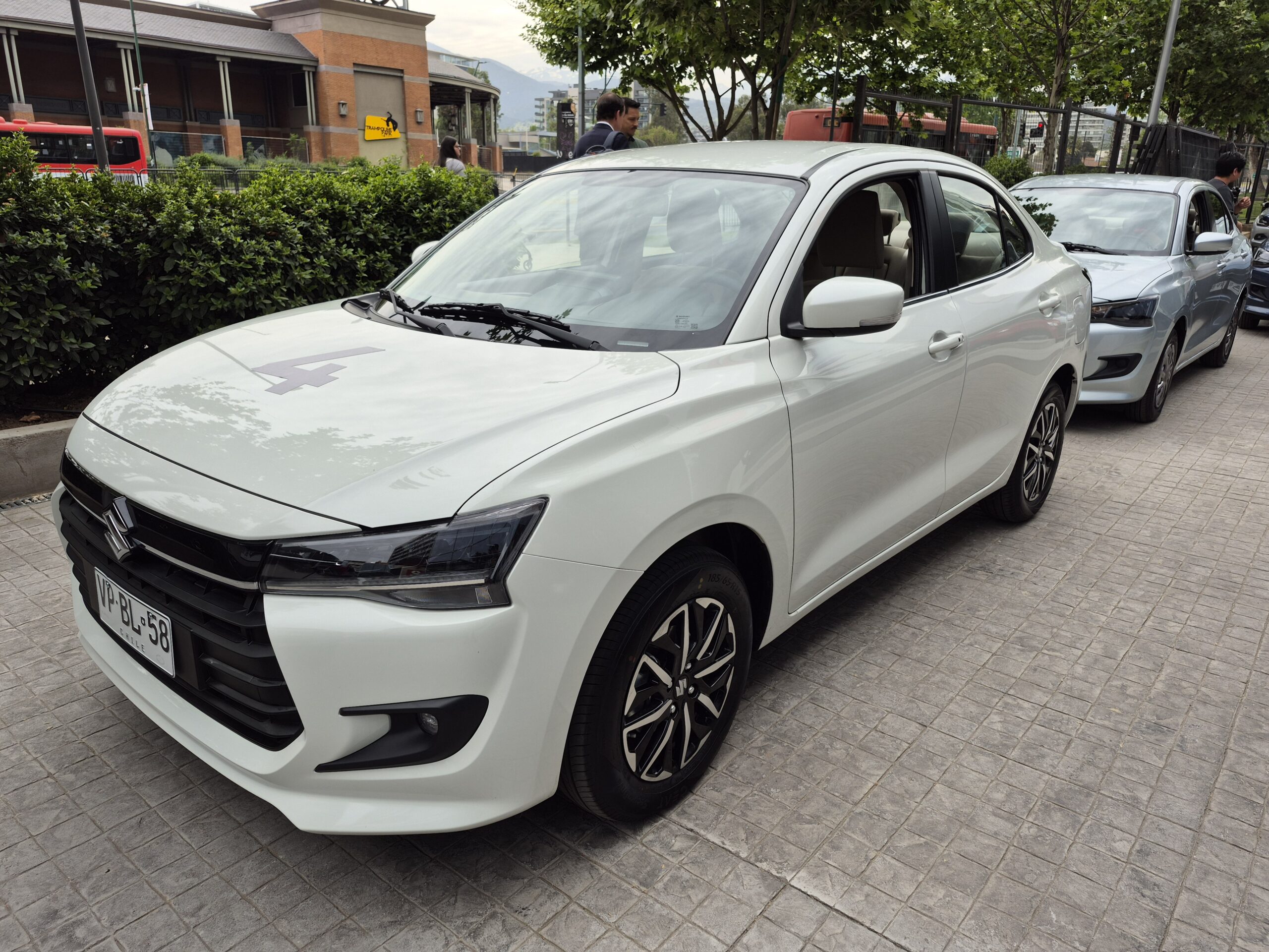 Electromovilidad accesible en Chile con el Suzuki Dzire Hybrid.