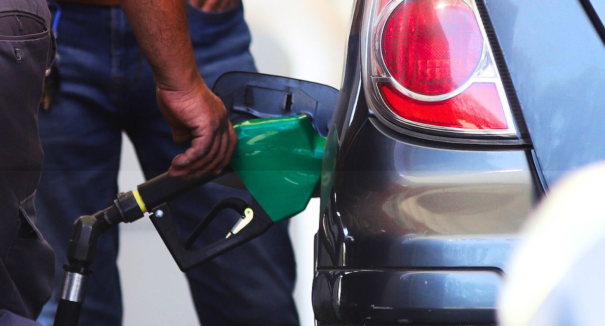 “Me cambié de bencinera y rinde mucho más”: Tiktoker asegura que la bencina rinde según la marca y expertos explican que las diferencias son menores