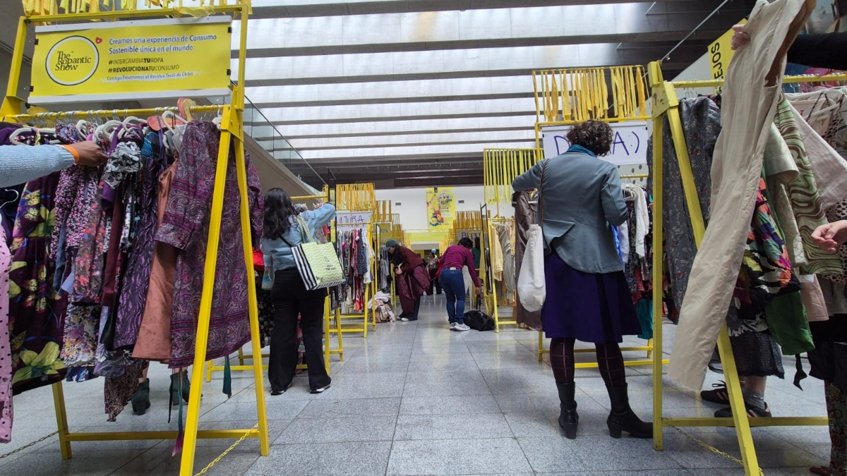 “Demostramos que es posible apostar por la economía circular para los textiles”: Chile alcanza un Récord Guinness con el “intercambio de ropa más grande del mundo”