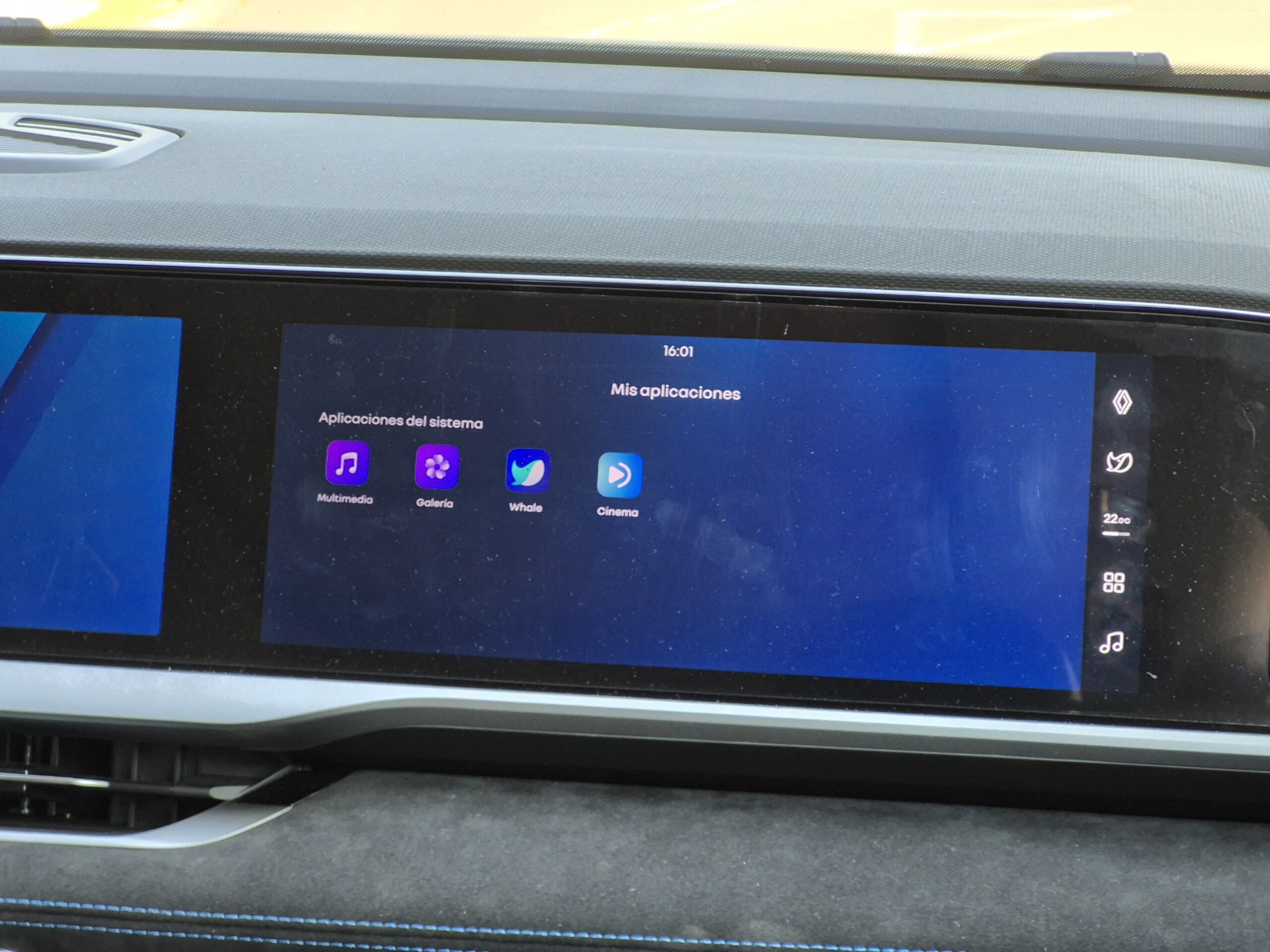 La pantalla del copiloto del Koleos Alpine E-Tech híbrido