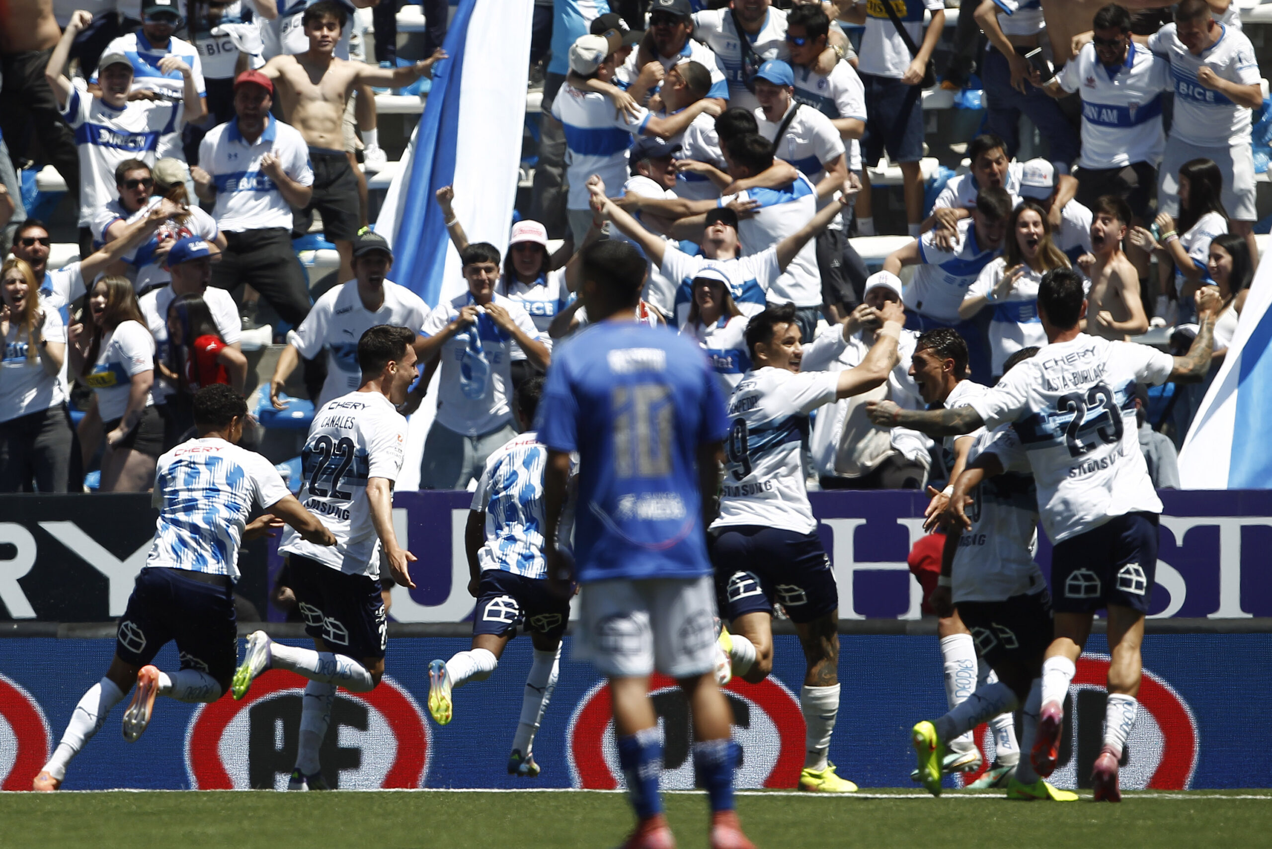 “Debería prohibirse el pasto sintético, o a lo menos jugar al medio día”: El reclamo del director de Azul Azul tras la derrota de U. de Chile en el Claro Arena