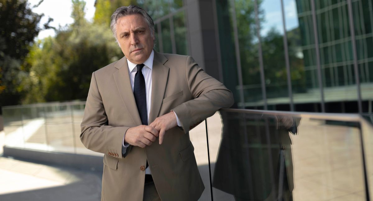 Quién es Francisco Cox, el abogado que fichó Diego Pardow para su acusación constitucional y que ya ha defendido a autoridades del Frente Amplio