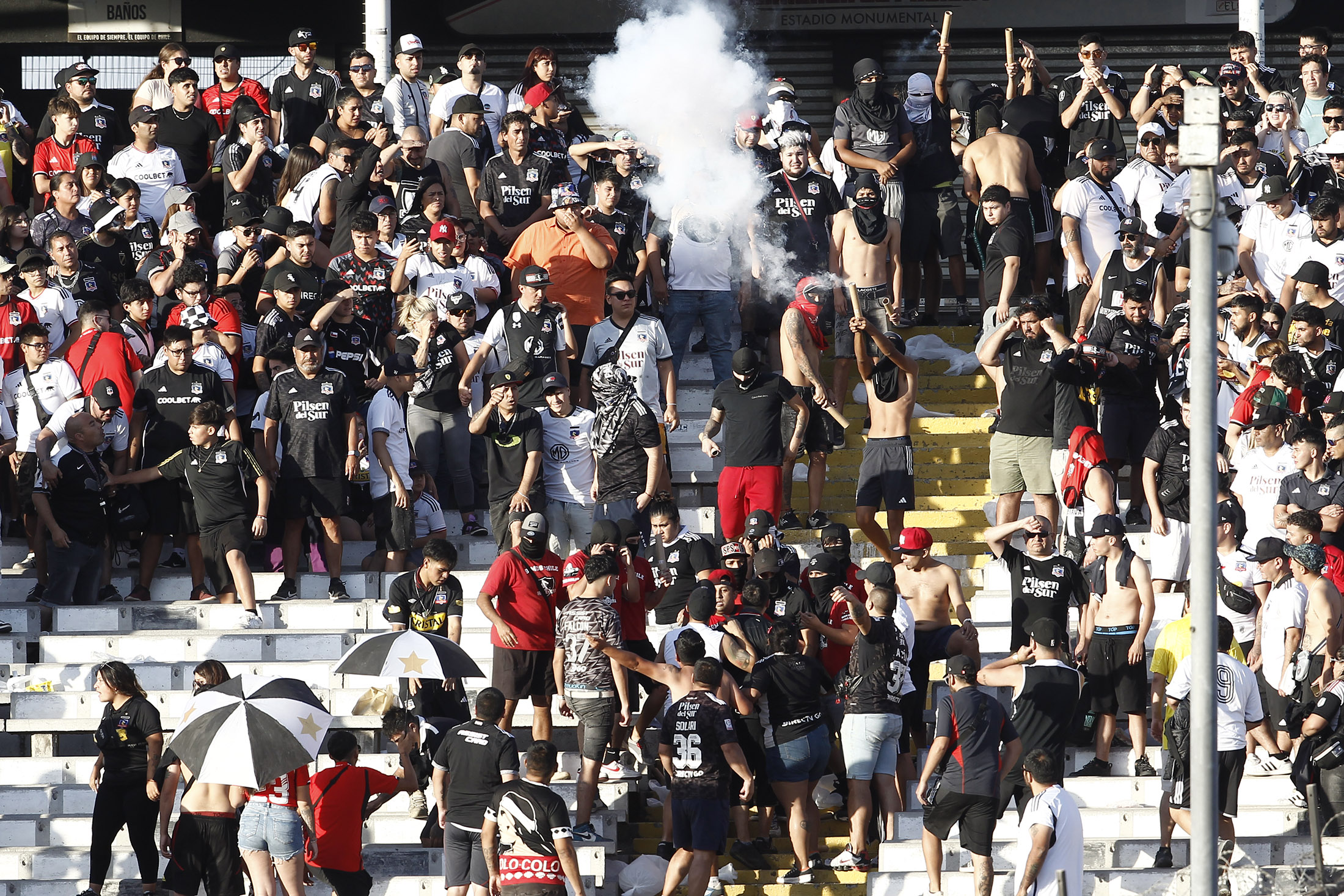 La violenta pelea en la barra de Colo Colo que empañó el partido entre los albos y Deportes Limache en el Estadio Nacional