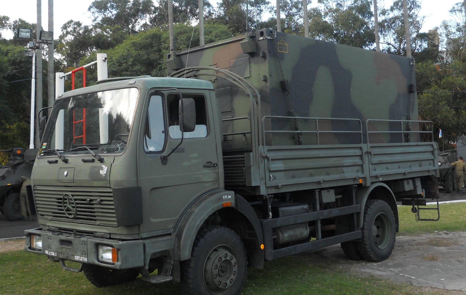 Ejército remata jeep militares desde los $1,5 millones, vestuario y hasta cocinas de campaña: revisa el listado completo, precios y fechas de la subasta