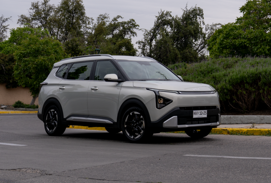 El Kia Carens actualizado para 2026.