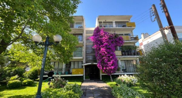 Edificio de bugambilias en Providencia