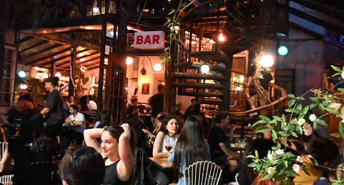 Bar Valdivia, una de las plazas vivas de Santiago.