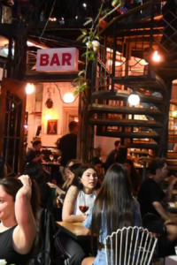 Bar Valdivia, una de las plazas vivas de Santiago.