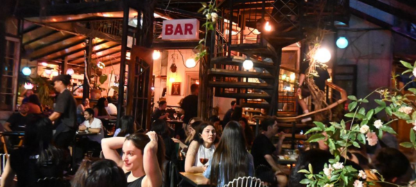 Bar Valdivia, una de las plazas vivas de Santiago.