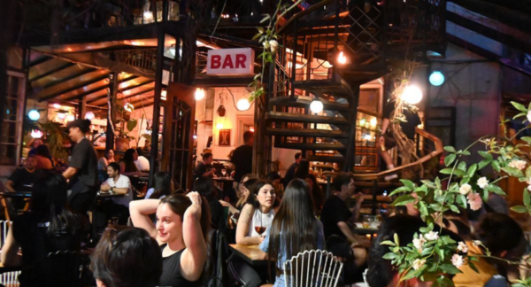 Bar Valdivia, una de las plazas vivas de Santiago.