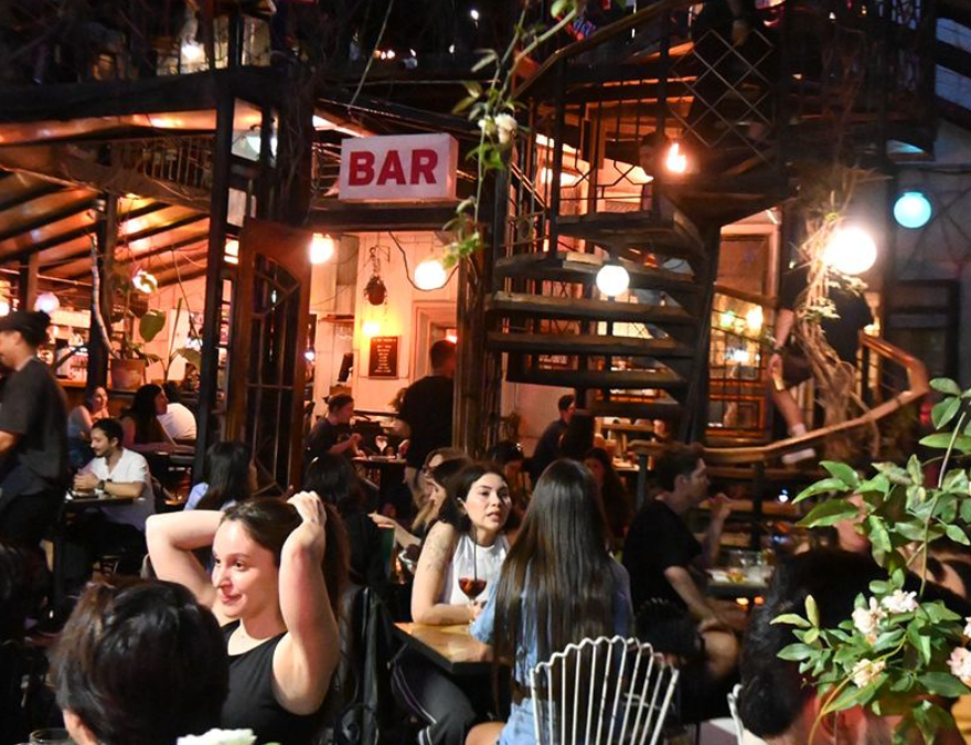 Bar Valdivia, una de las plazas vivas de Santiago.