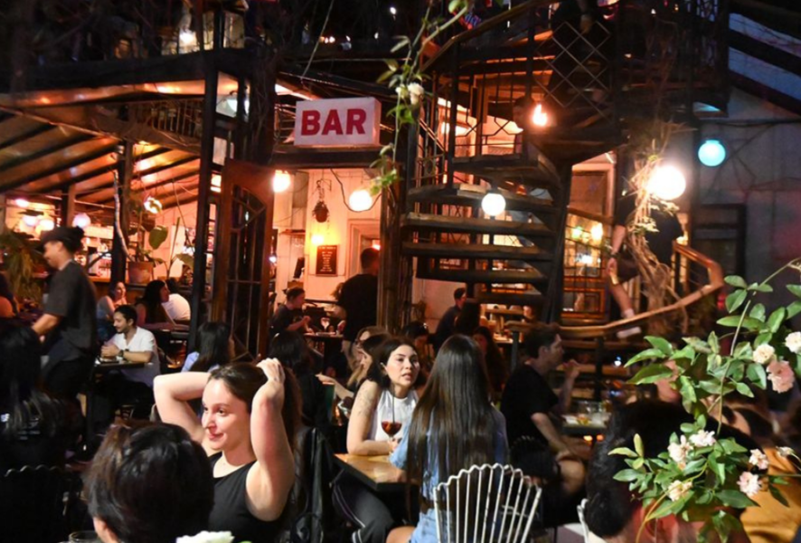 Bar Valdivia, una de las plazas vivas de Santiago.