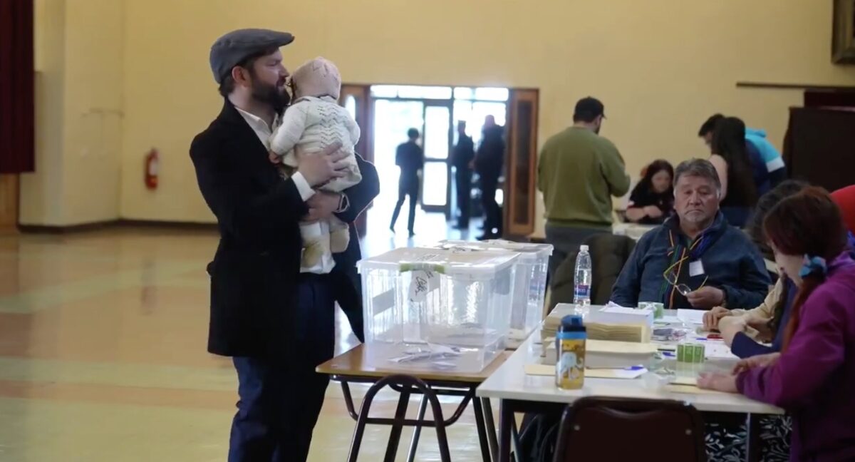 Gabriel Boric votando junto a su hija Violeta en Punta Arenas