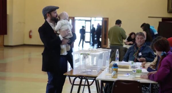 Gabriel Boric votando junto a su hija Violeta en Punta Arenas