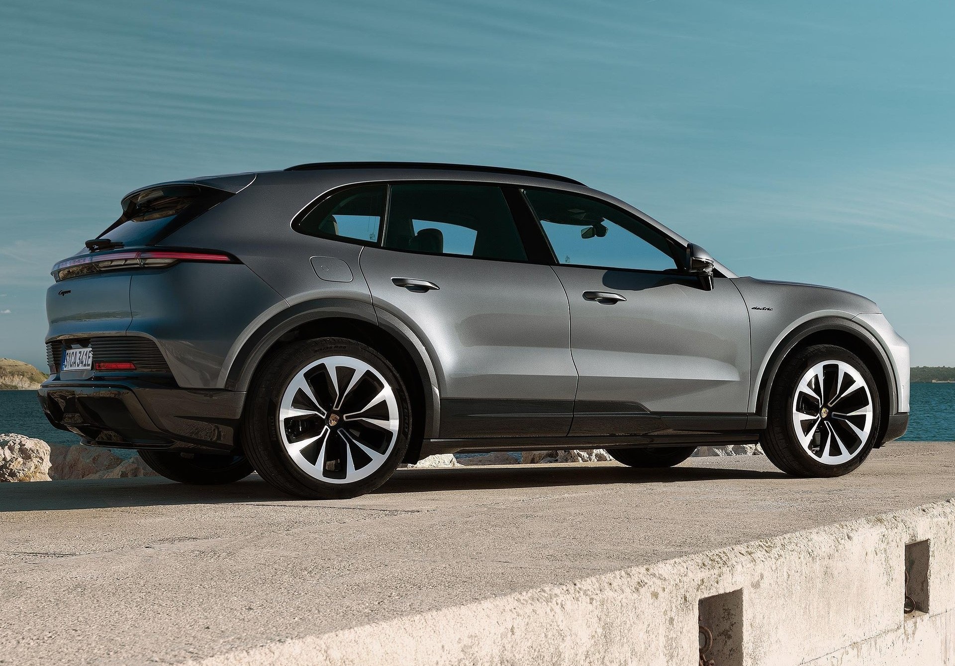 Porsche Cayenne Electric: El SUV eléctrico de alto rendimiento ya está aquí. Descubre sus 1.156 PS, autonomía de 642 km y carga ultrarrápida de 400 kW. ¡Conócelo!