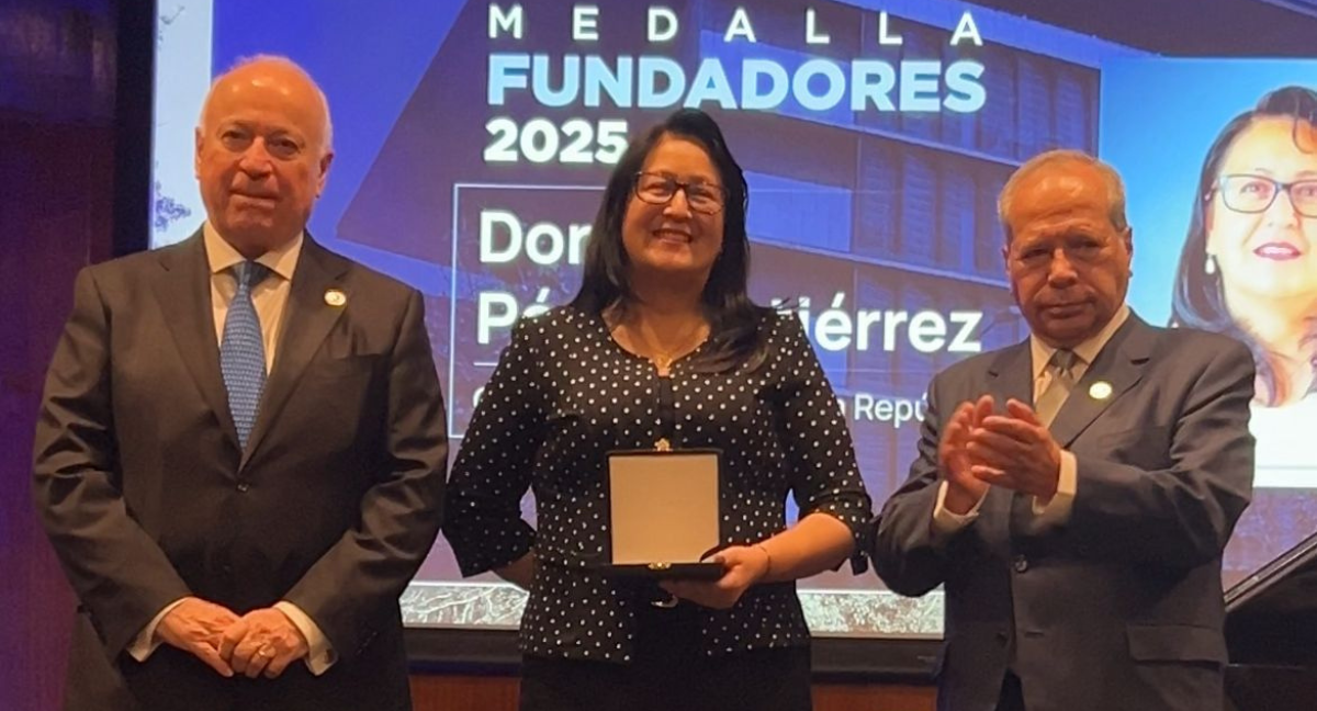 La Universidad de Central entregándole la medalla a Dorothy Pérez.
