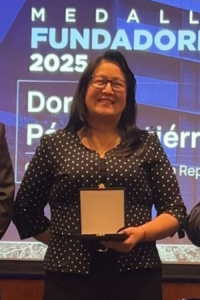 La Universidad de Central entregándole la medalla a Dorothy Pérez.