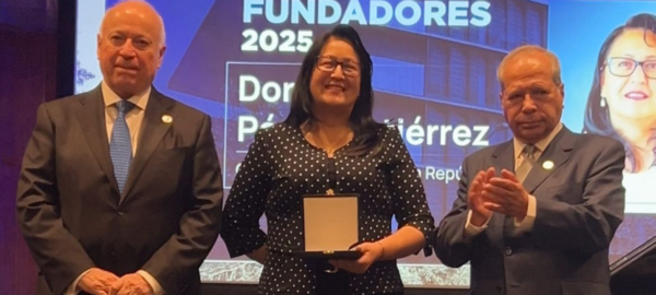 La Universidad de Central entregándole la medalla a Dorothy Pérez.