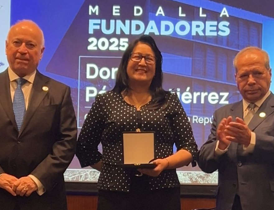La Universidad de Central entregándole la medalla a Dorothy Pérez.