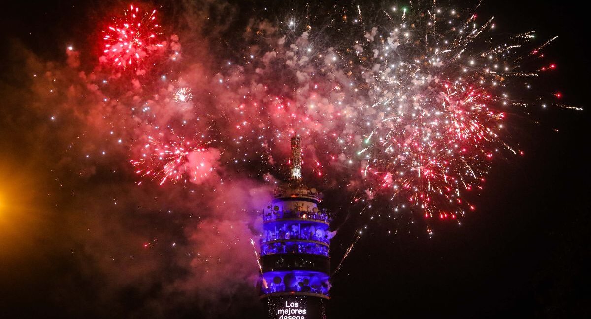Fuegos artificiales en la Torre Entel