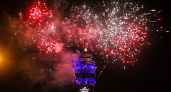 Fuegos artificiales en la Torre Entel