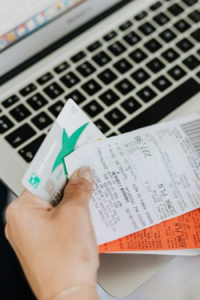 Persona pagando su tarjeta de crédito.