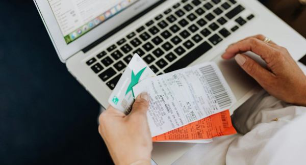 Persona pagando su tarjeta de crédito.