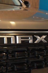 Auto de MAXUS en su inauguración.