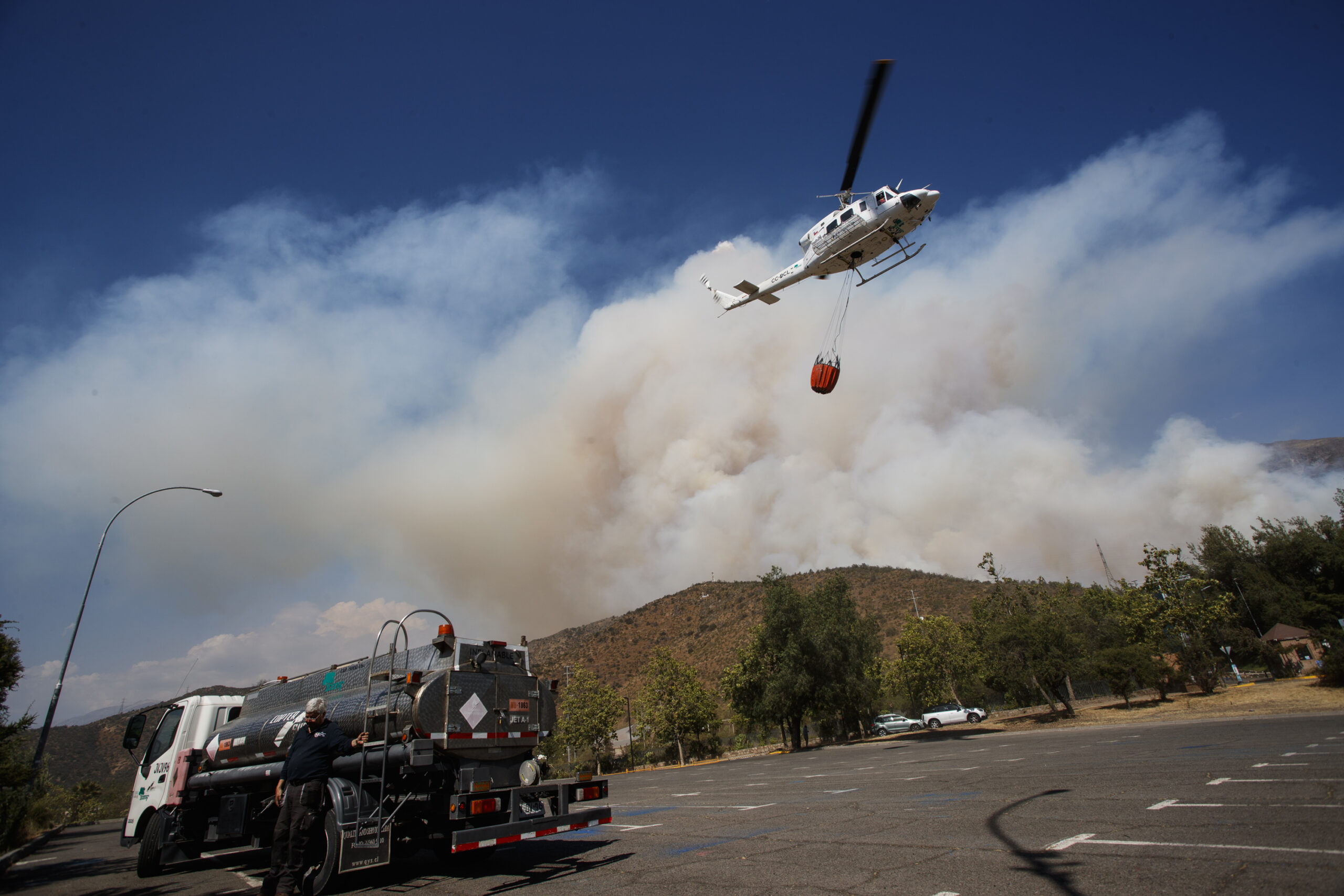 Incendio forestal en Las Condes: 14 compañías de bomberos combaten las llamas en cerro de San Carlos de Apoquindo