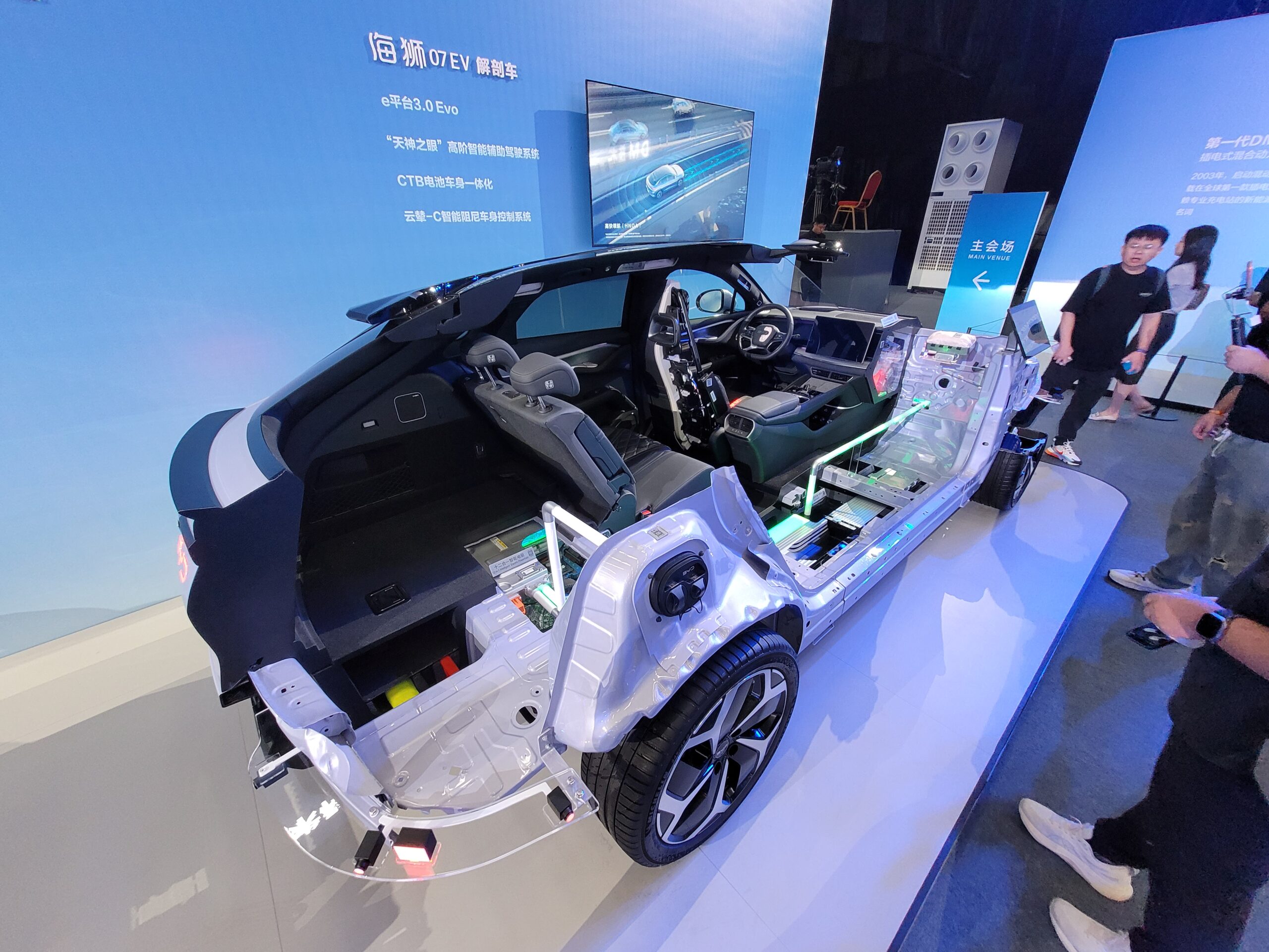 Tesla pierde liderazgo EV