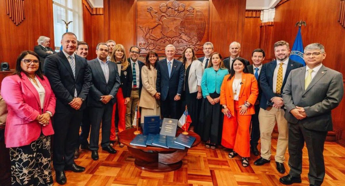 José Antonio Kast junto a presidentes de partidos y autoridades.