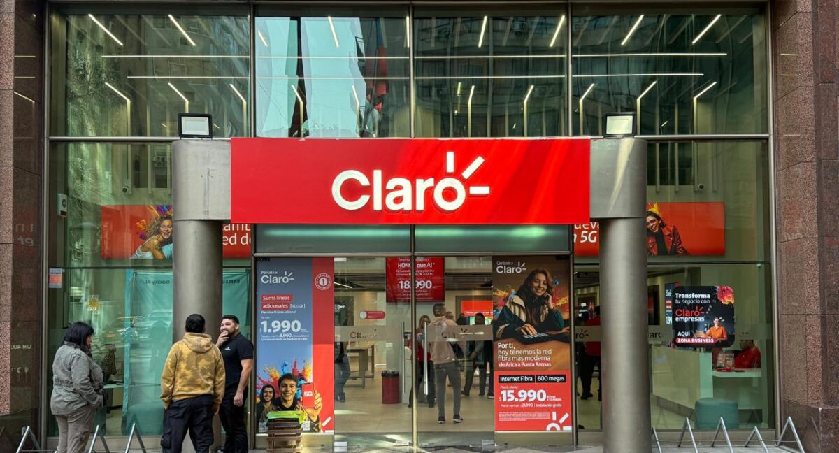 Persona entrando a Claro Chile por su teléfono con 5G.