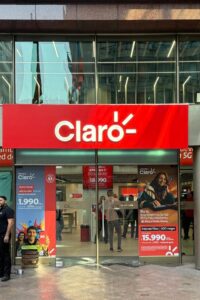 Persona entrando a Claro Chile por su teléfono con 5G.