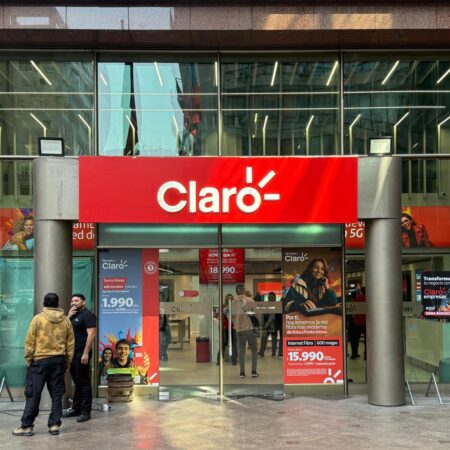 Persona entrando a Claro Chile por su teléfono con 5G.